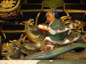 Wikipediaより：日光東照宮　陽明門 初層組物間の彫刻「琴高仙人」　